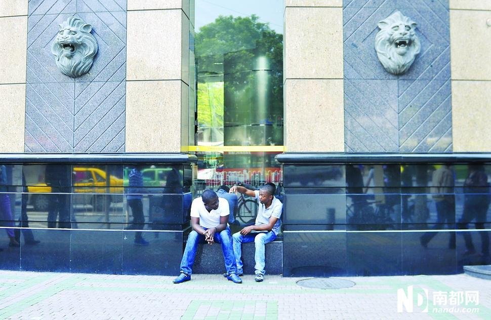 广州解放南的出入境办证中心一楼的自助办证区