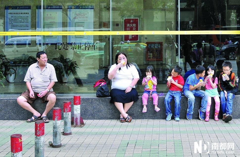 广州解放南的出入境办证中心一楼的自助办证区