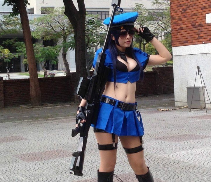 东方网-东方游戏-<em>性感</em>台<em>妹</em>LOL女警COS 火辣身