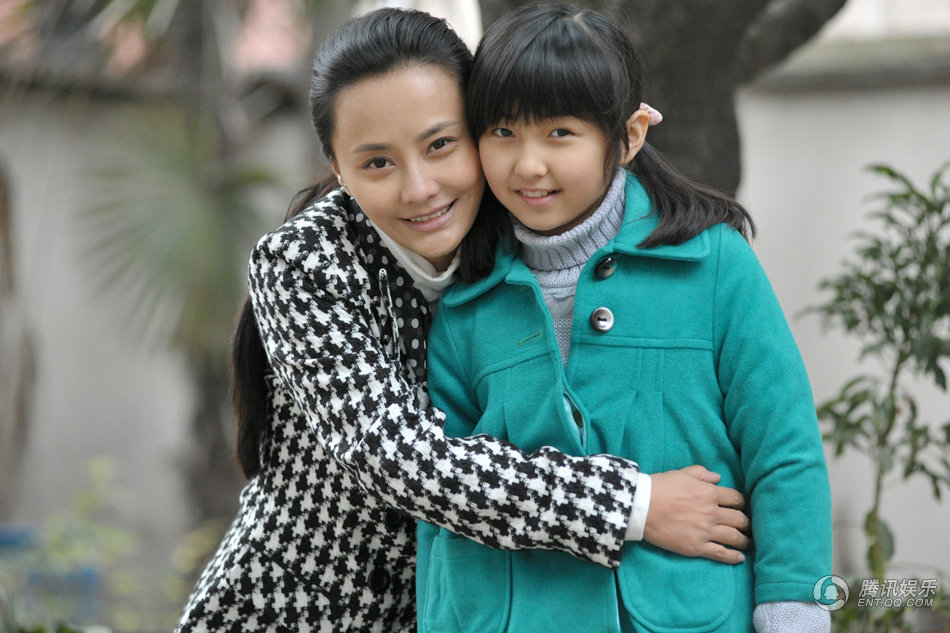 祁雯( 马雅舒 饰)与夏霏(张子枫饰)合影