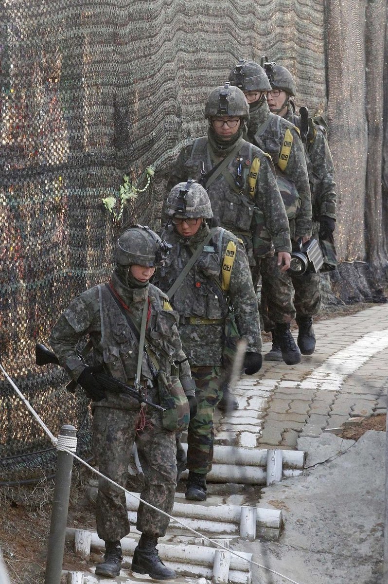 在三八线巡逻的韩国士兵.           