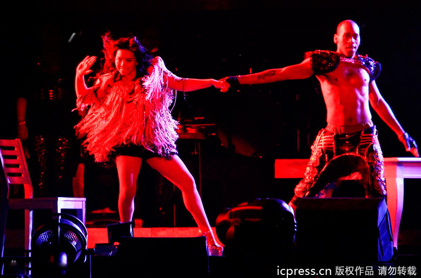 <em>张惠妹演唱会</em>激情四射 大尺度热舞霸气露底.m