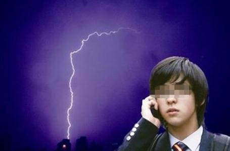 上海热线新闻频道-- 长沙男子雨中打电话 突遭