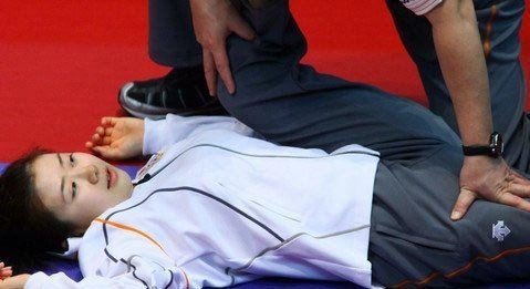 盘点体坛<em>咸猪手</em>:兽兽咬牙忍住 福原爱遭揩油-福