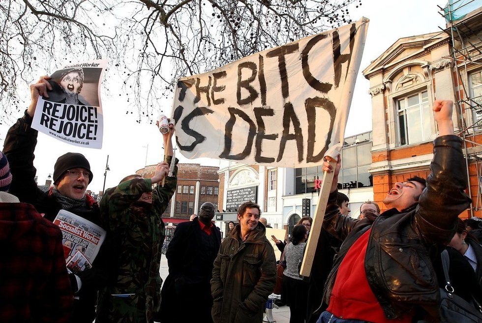 20年代经济危机_...机笼罩下的英国小镇:诺森伯兰郡的林茅斯冶炼厂内一群围坐攀谈...