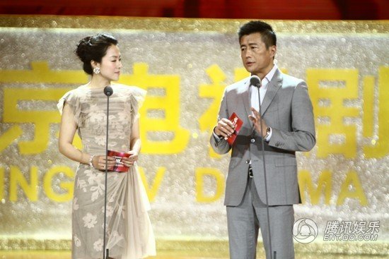 高曙光帅气亮相电视剧之夜 携手沈傲君宣传新剧