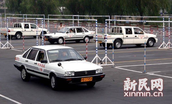 上海人为何异地学车 学费较低、通过率高成法