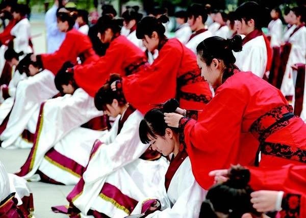 西安近千女子举行古代成人礼 向父母跪拜行礼