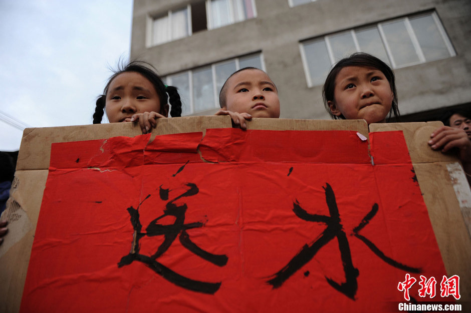 雅安芦山县多少人口_20日,雅安芦山县,救援人员救出一位被地震废墟掩埋的母亲(2)