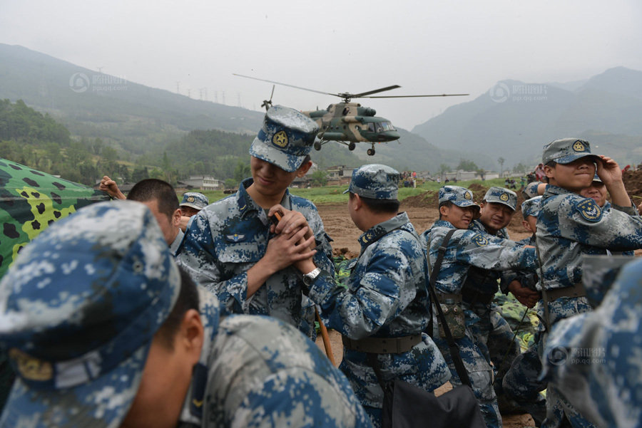 空军战士在着陆场保护刚搭建的帐篷.