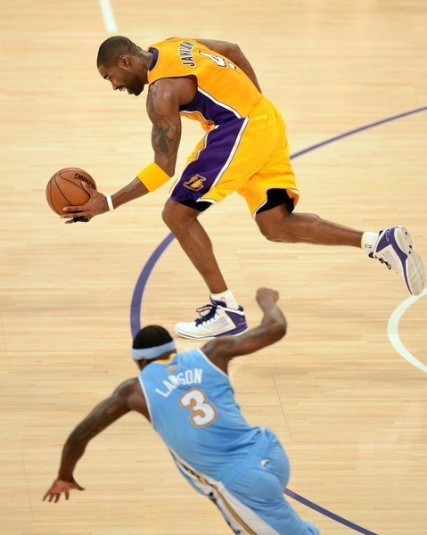 詹姆斯湖人图片_湖人年收入