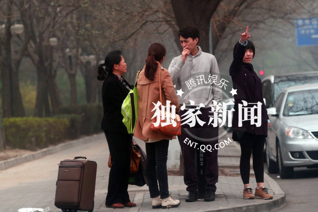 独家:靳东女友曝光+疑双方家人见面好事将近