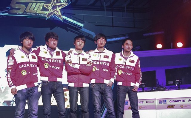 LOL冠军队员被扔瓶痛哭 队友:贵圈不安全_快快