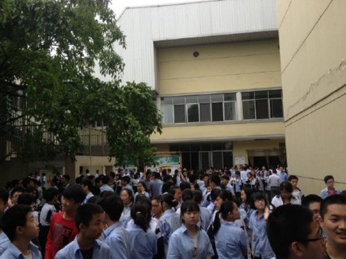 成都中小学为雅安灾区募捐祈福 进行安全演练