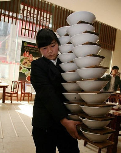 东方网-东方游戏-这年头做服务员就得有绝招