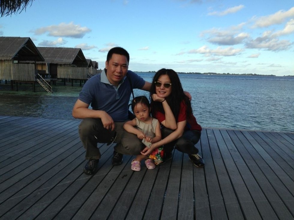 赵薇老公晒全家度假照片 一家三口其乐融融_枣