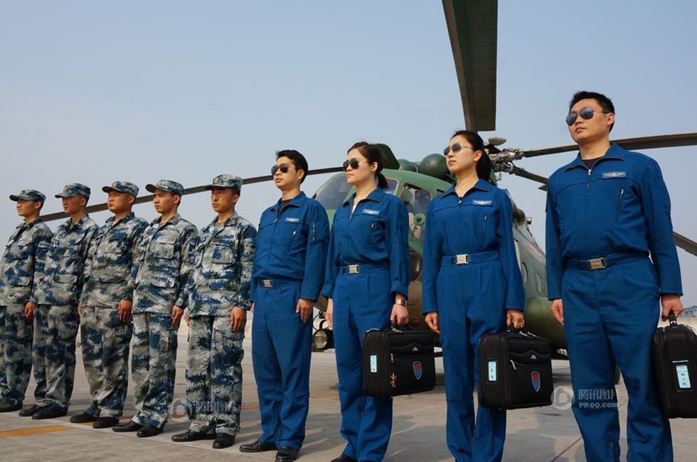 4月26日,成空运输航空兵某师女直升机飞行员张博(右二),王欣(右三)与