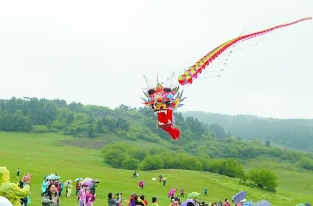 雨过天晴游客暴增 <em>仙女山</em>桃花源景区一房难求