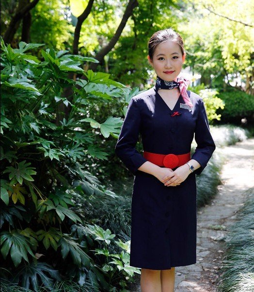 <em>东航空姐</em>换装海军蓝更显
