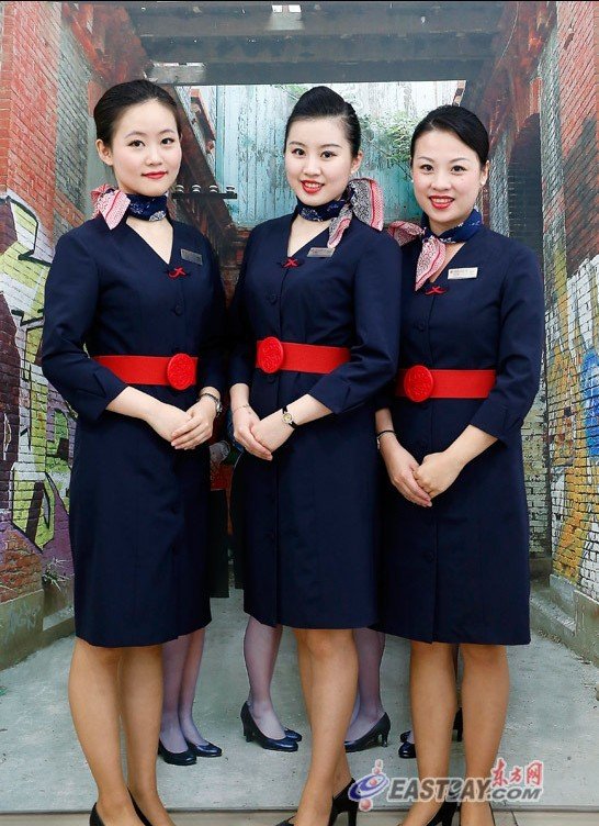 上海热线新闻频道-- <em>东航空姐</em>换装海军蓝更显