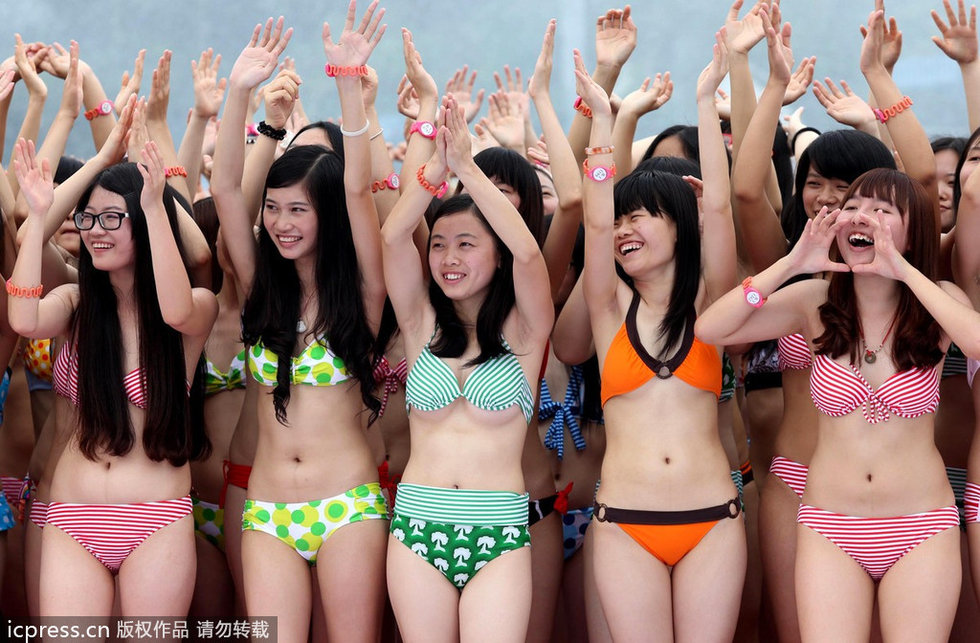 数千比基尼<em>美女</em>摆出2013<em>蛇形</em>图 ---淄博时空