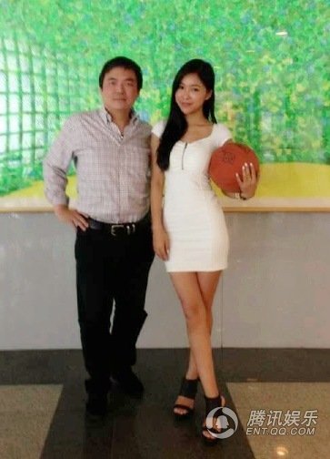 周玲安现身香港做宣传，马不停蹄成空中飞人