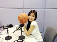 周玲安现身香港做宣传，马不停蹄成空中飞人