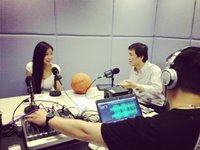 周玲安现身香港做宣传，马不停蹄成空中飞人