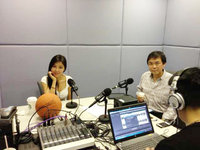 周玲安现身香港做宣传，马不停蹄成空中飞人