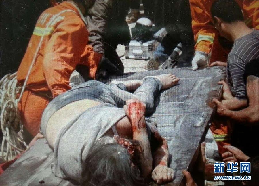 雅安地震中守卫儿女的坚强母亲