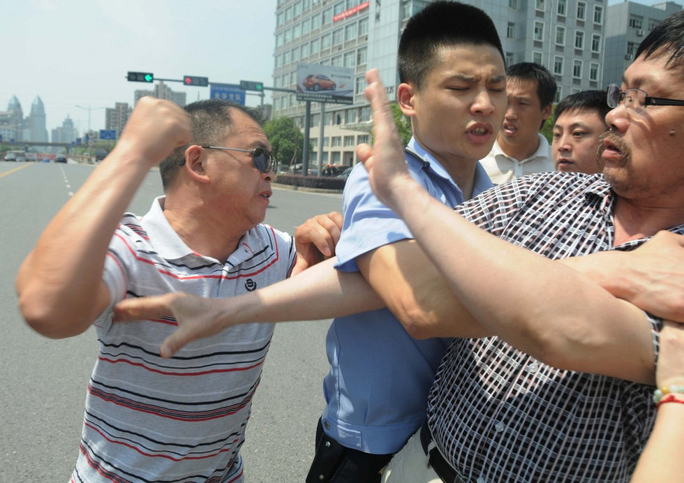 肇事司机黎某动手打郑某的家人。