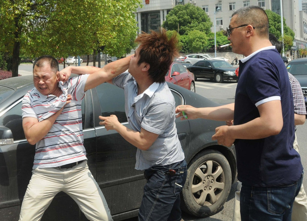 目击者殴打肇事司机黎某