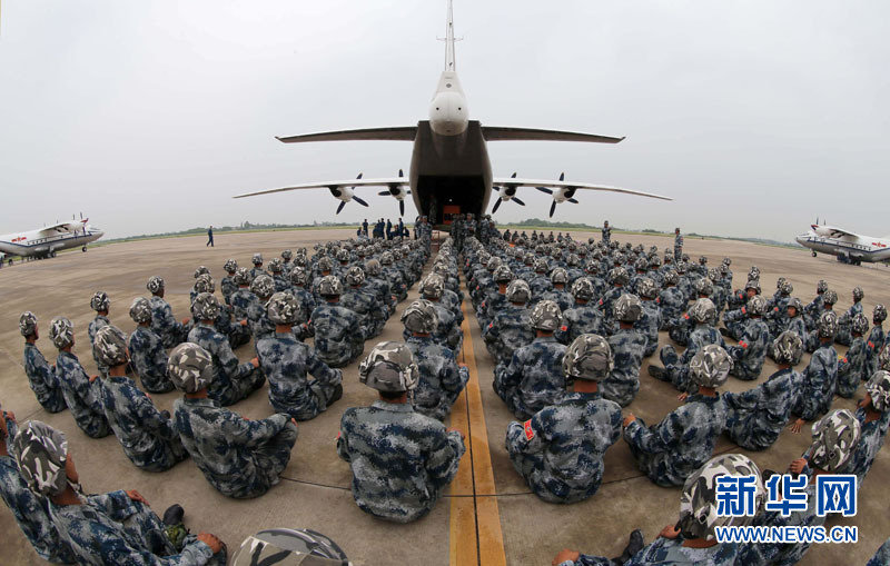 组图实拍解放军千名空降兵学员高空跳伞