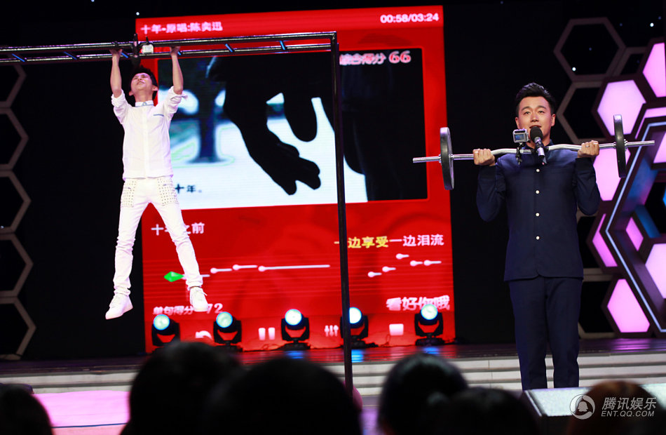 组图:佟大为邓超快乐大本营开唱 玩健身房KTV