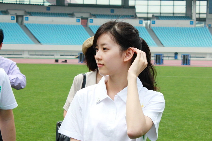 <em>青奥</em>志愿者<em>奶茶妹妹</em>捧吉祥物抚发显清纯(图)-志