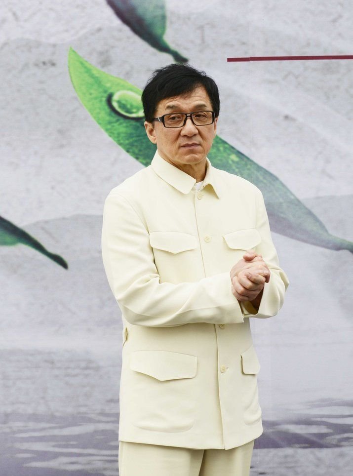 成龙免费代言雅安灾区茶叶 与景甜台下热聊