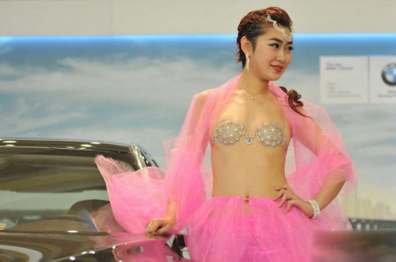 分不清是<em>男</em>是<em>女</em> 还<em>穿</em>千万钻石<em>文胸</em>亮瞎人眼 - 