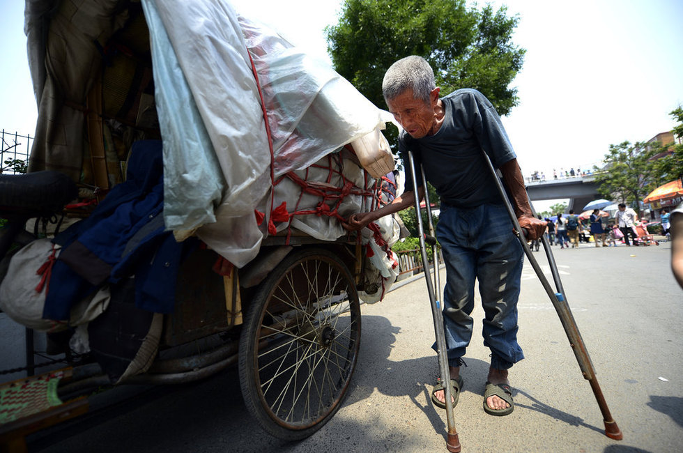 77岁老人被三子遗弃 自造"房车"漂泊