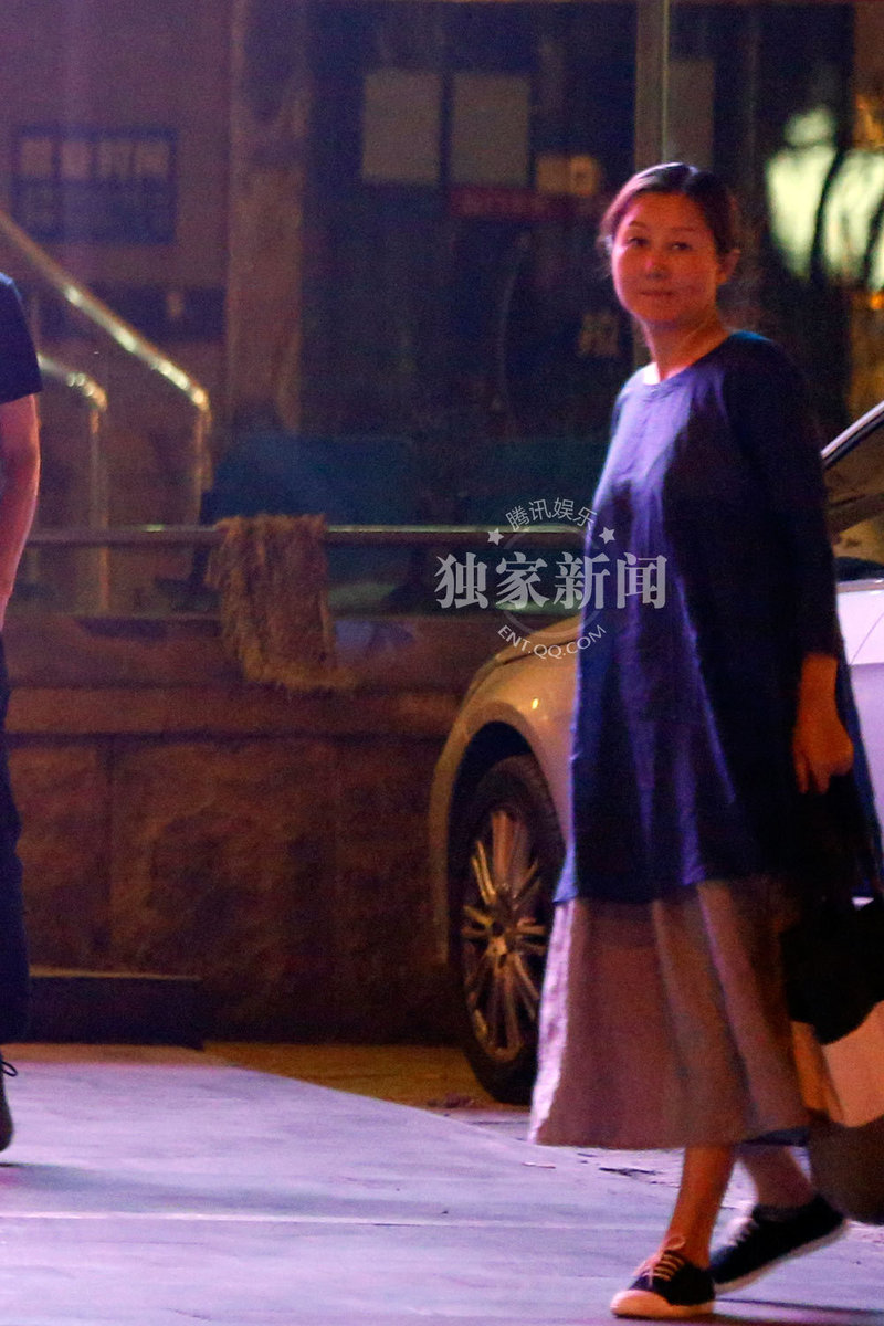 孙楠携妻子潘蔚现身 女方素颜衣着宽松似孕妇
