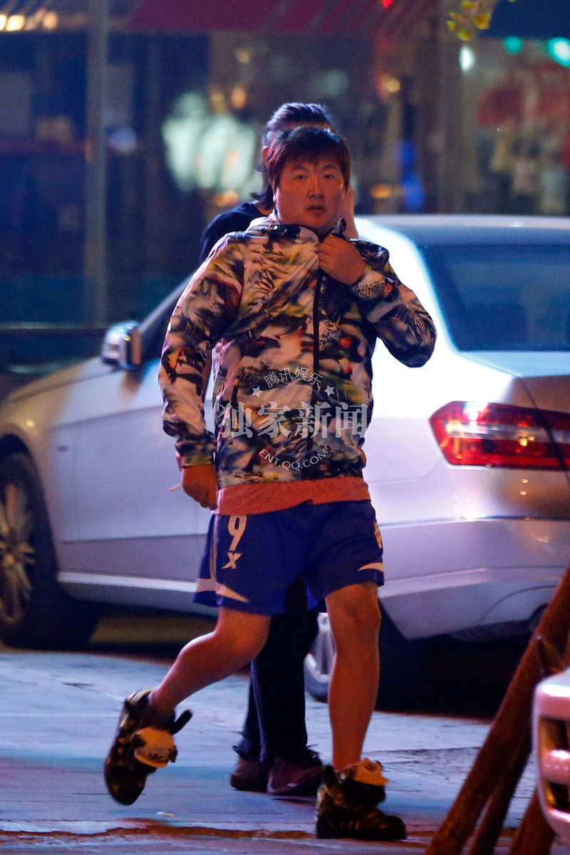 孙楠携妻子潘蔚现身 女方素颜衣着宽松似孕妇