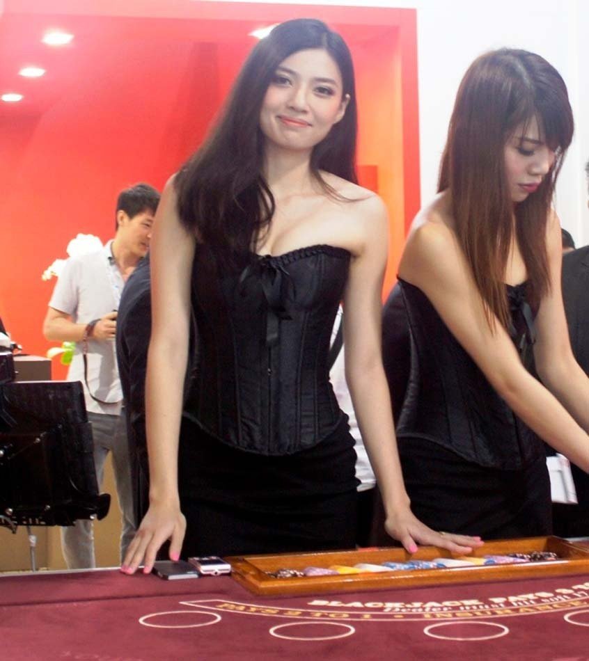 高清:亚洲博彩国际博览会澳门开展 美女助阵 -