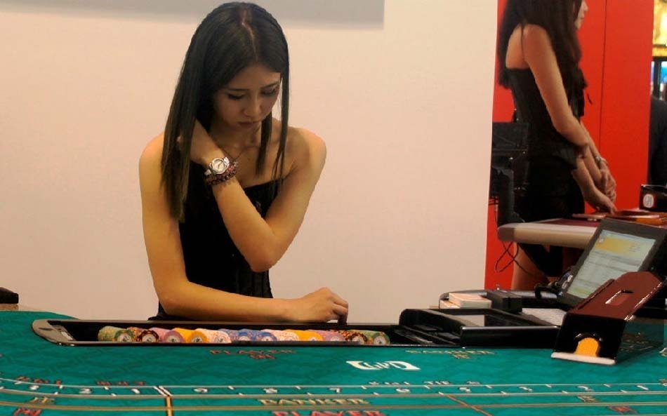 高清:亚洲博彩国际博览会澳门开展 美女助阵 -