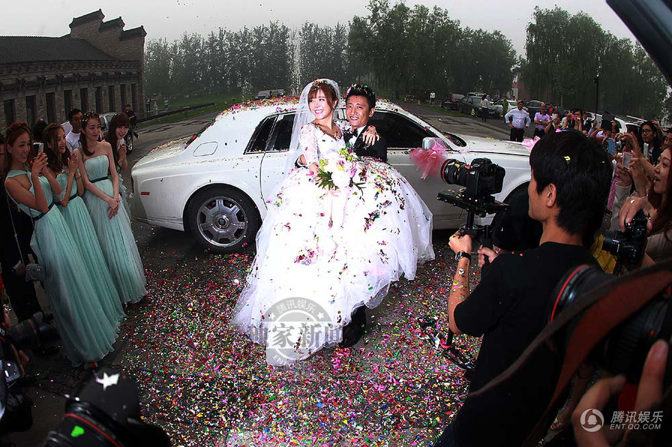 唐笑婚礼现场豪车如云 新娘被抱入场秀甜蜜