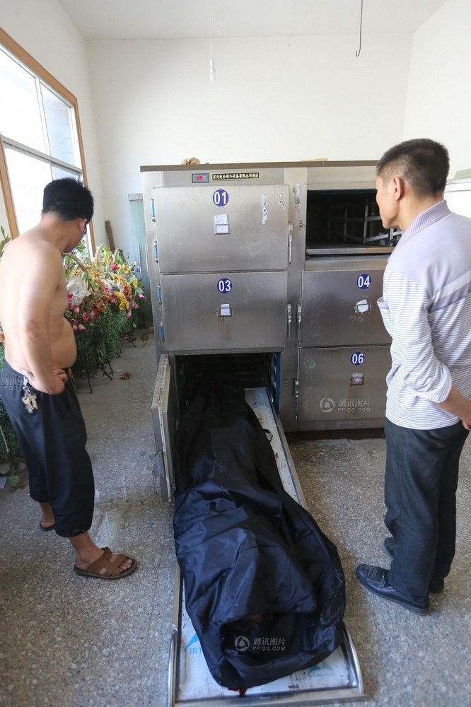 6月16日,在娄底市殡仪馆,华建学校溺水身亡的初三学生张晶的遗体摆放