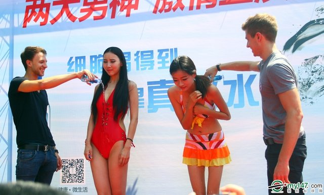 手淋湿比基尼<em>美女</em>