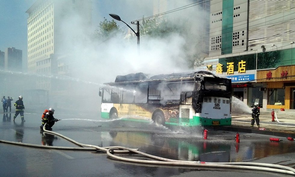 高清图—武汉市汉口青年路范湖段585路公交车自燃