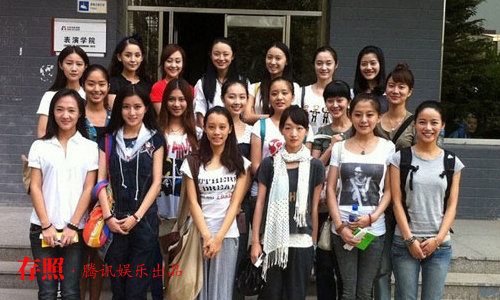 但周冬雨都婉言谢绝,最近天天与我们一起听讲座