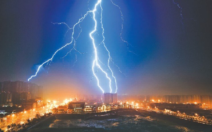 成都遭遇今年来最强雷暴 市区多地被淹(图)
