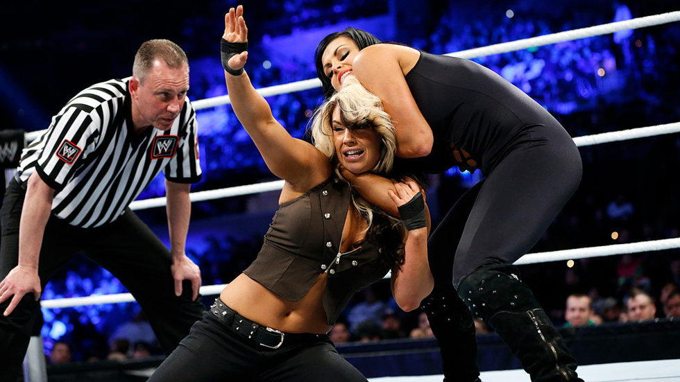 <em>wwe摔跤女王</em>激战_<em>WWE摔跤女王4人混战</em> 美女