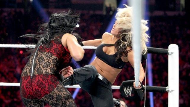 <em>wwe摔跤女王</em>激战_<em>WWE摔跤女王4人混战</em> 美女